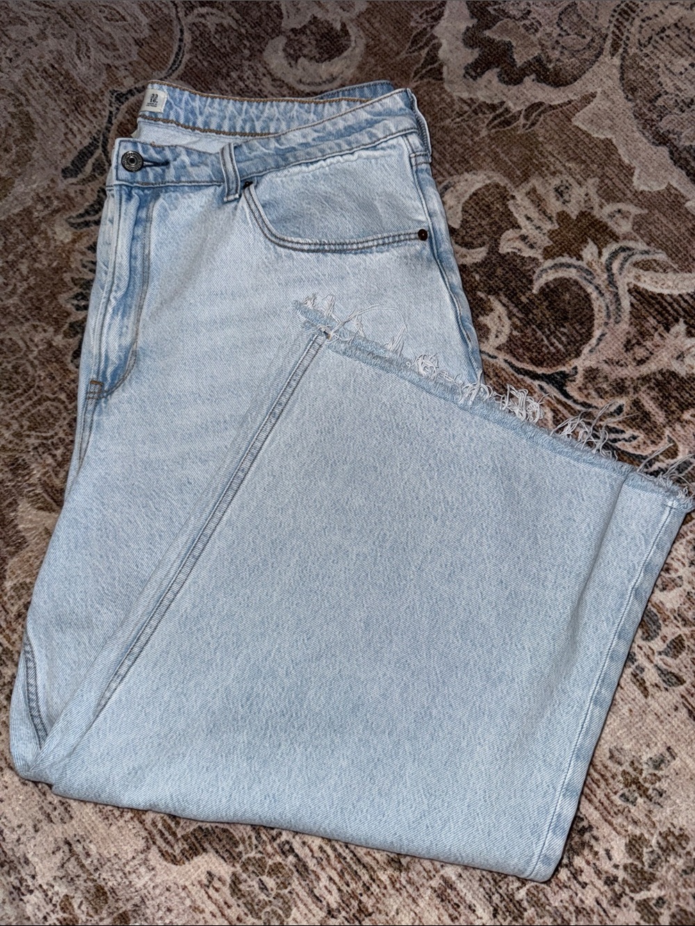 Abercrombie & Fitch Light Wash Women’s Relaxed Jeans